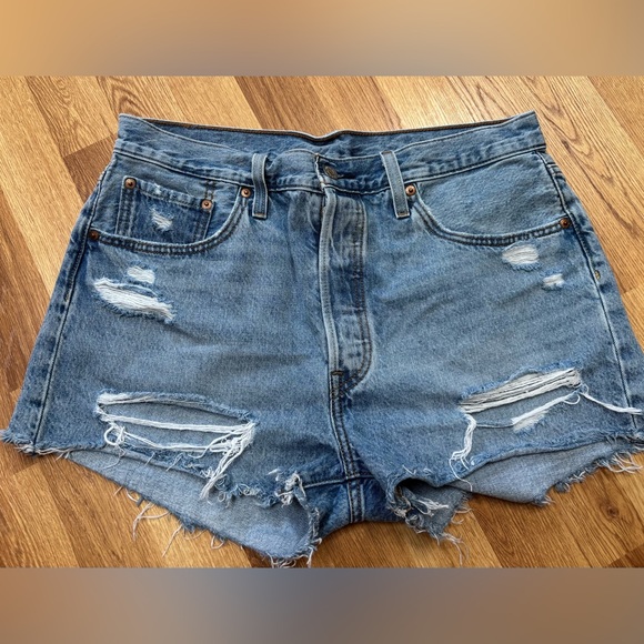 Levi’s 501 Distressed High Waisted Denim Button Fly Shorts Women’s 32” Waist - Picture 1 of 10